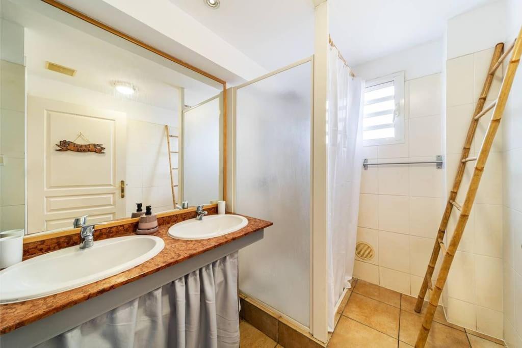 Jade - Appt 2 Chb - 4 Personnes - A 200 M Du Lagon De Saint-Pierre - Residence Avec Belle Piscine Et Parking Prive - Sur Le Front De Mer Et A 2 Pas Du Centre-Ville De St-Pierre Luaran gambar